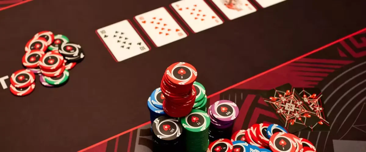 Brazilian woman enjoying QDQD mobile casino on her phone with elegant roulette and chips background