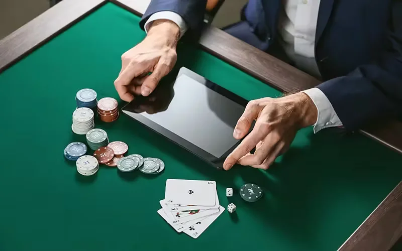 Jogador brasileiro curtindo jogos premium do QDQD Casino no celular com fundo vibrante de dealer ao vivo